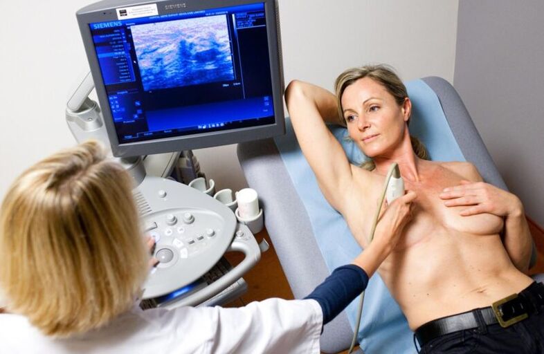 Ultrassonografia das glândulas mamárias antes do aumento das mamas com ácido hialurônico