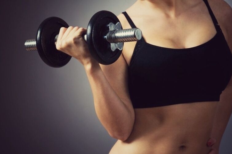 Fazendo exercícios com halteres para aumentar os seios