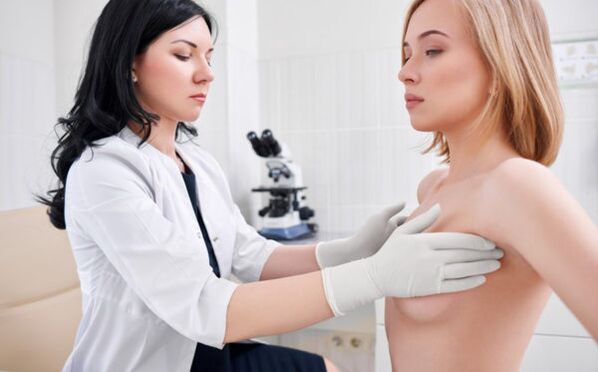 exame por um médico antes da cirurgia de aumento de mama